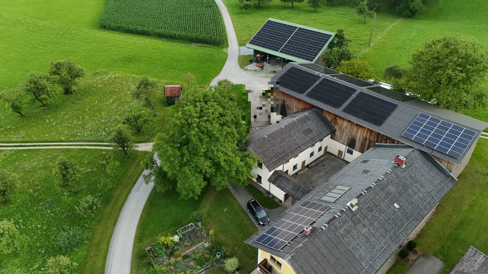Bauernhof mit Photovoltaik auf mehreren Dachflächen