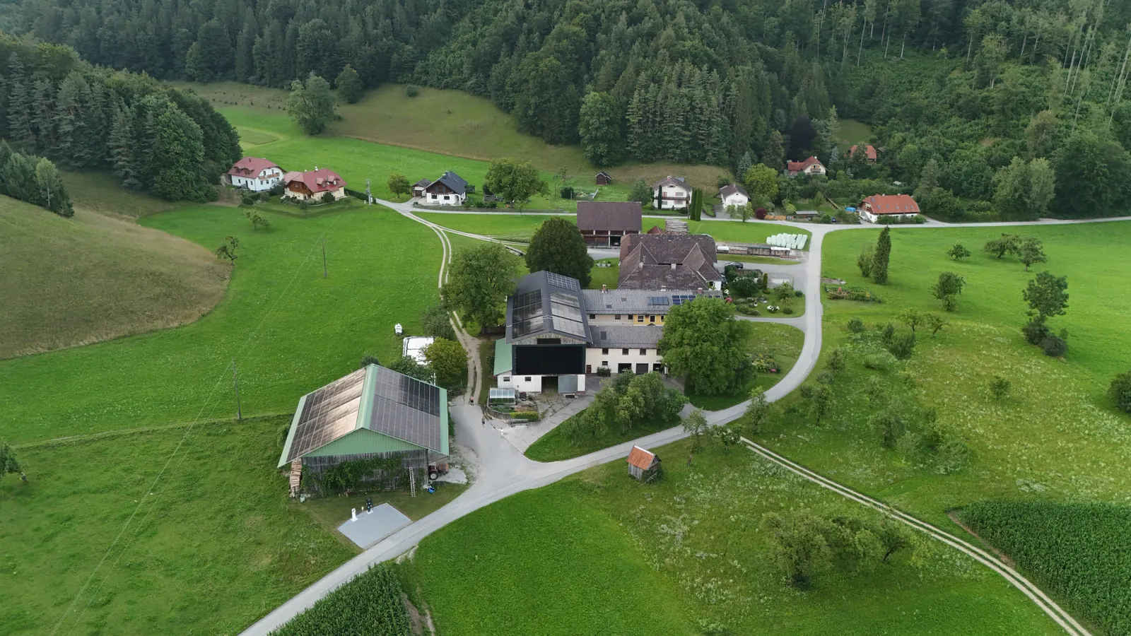 Bauernhof im Tal mit Photovoltaik am Wirtschaftsgebäude